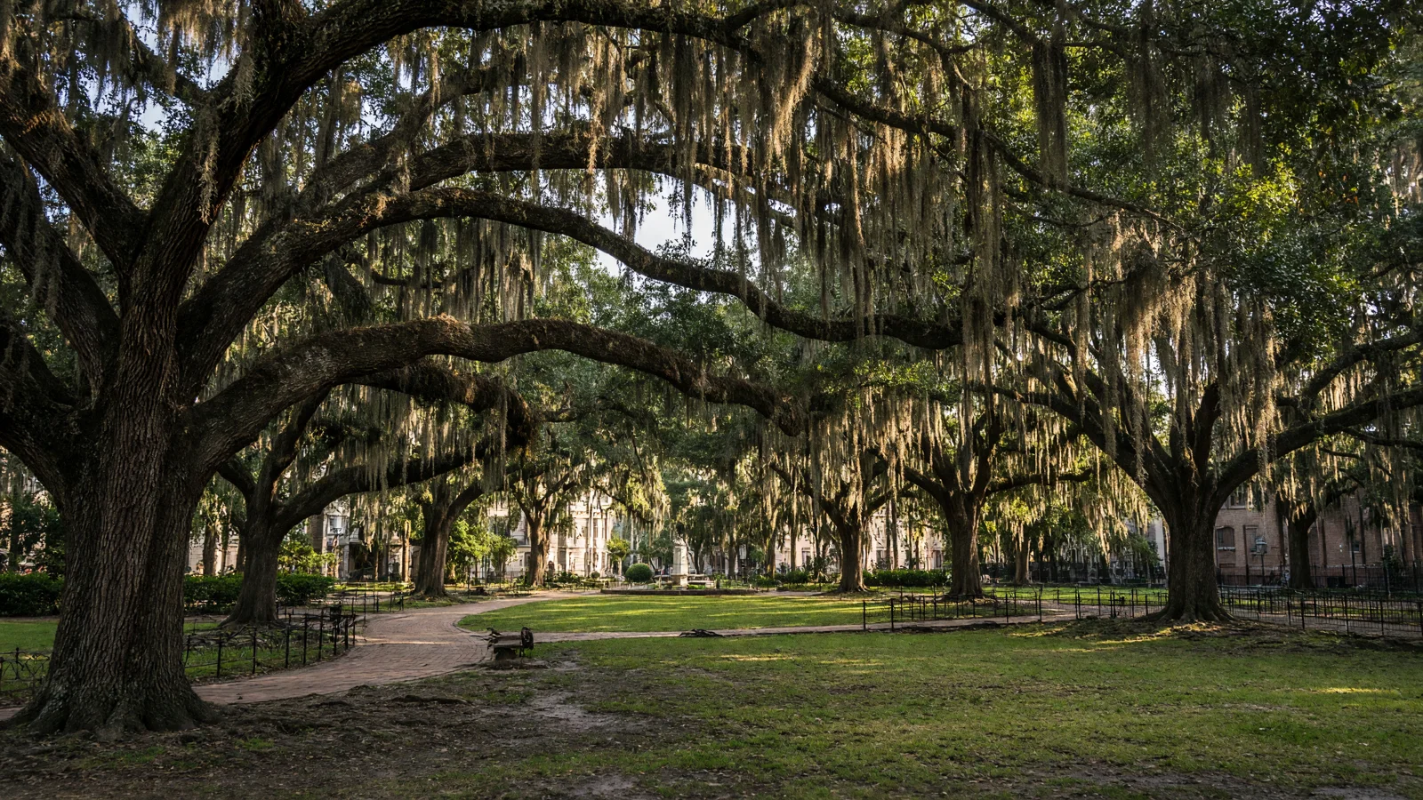 Landscape still for blog: Best eBike Shops in Savannah, GA (2026) -- Forsyth Park, Squares & Tybee Island Guide