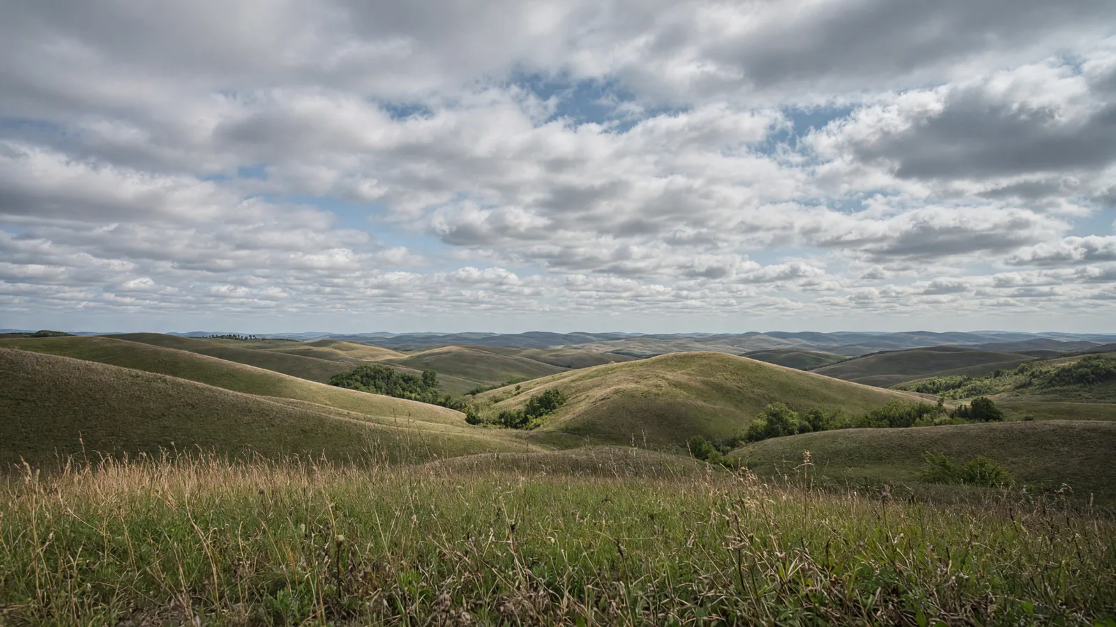 Rolling Loess Hills prairie under a wide Iowa sky